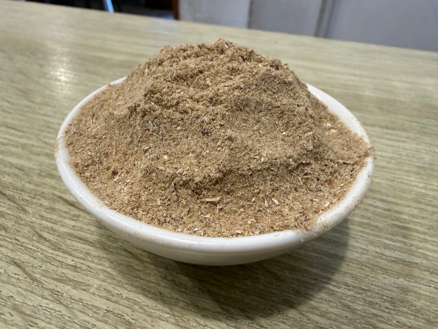 小皿に盛られた茶色の鉄焼特製ブレンド調味料