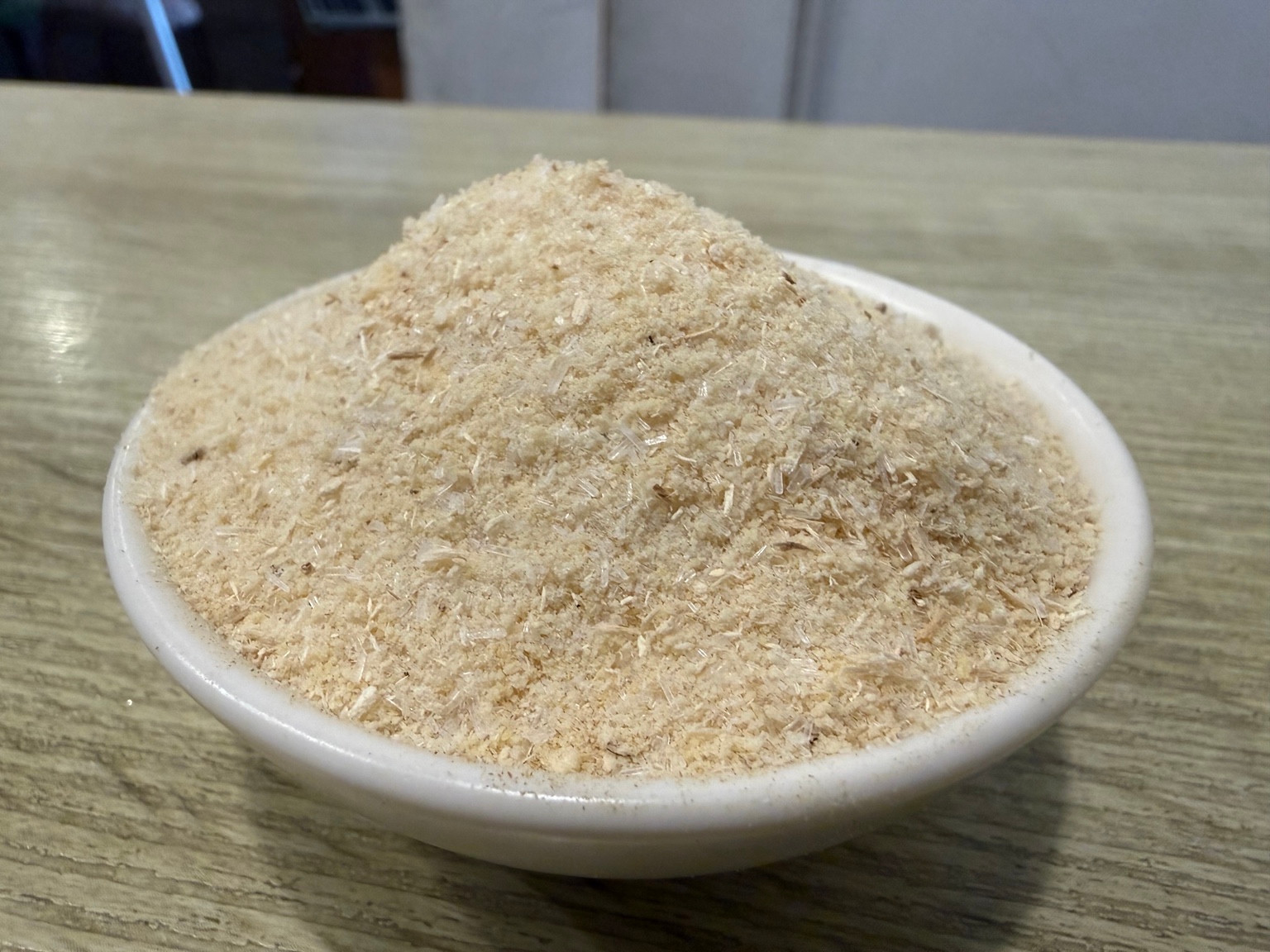 小皿に盛られた淡い色の鉄焼特製ブレンド調味料