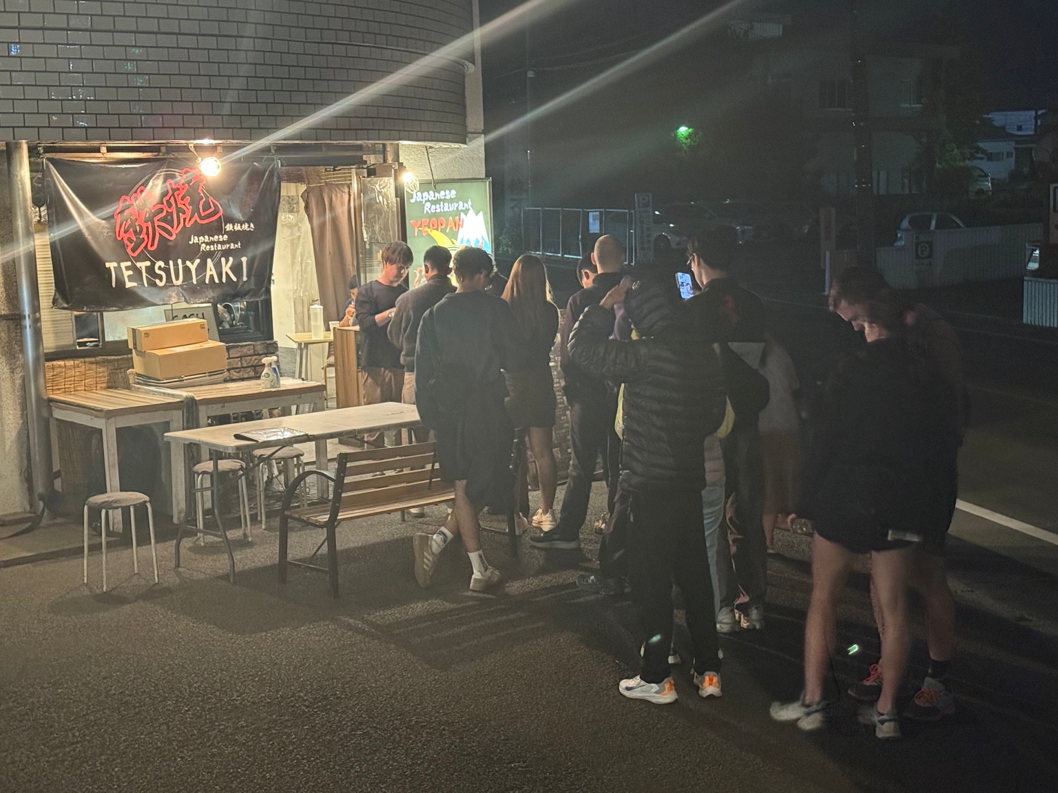 夜の鉄焼本店の店頭にお並びいただいている様子