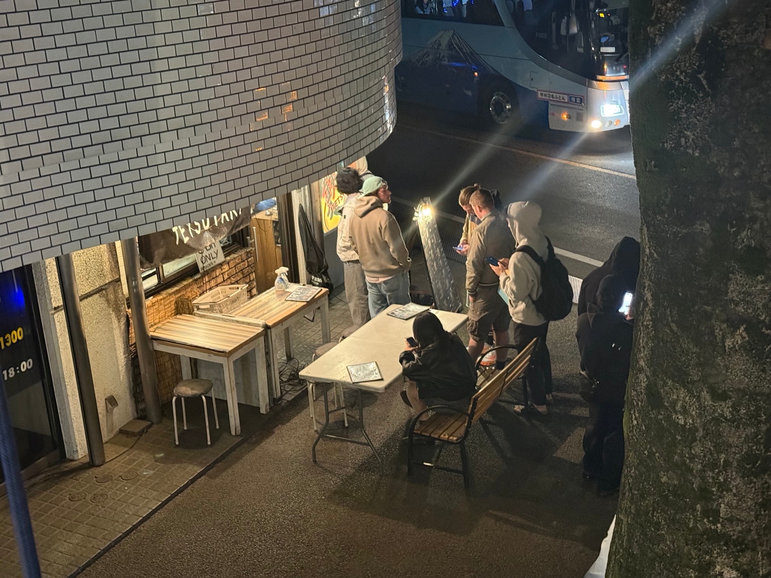 鉄焼本店の入口付近で順番をお待ちいただいている様子
