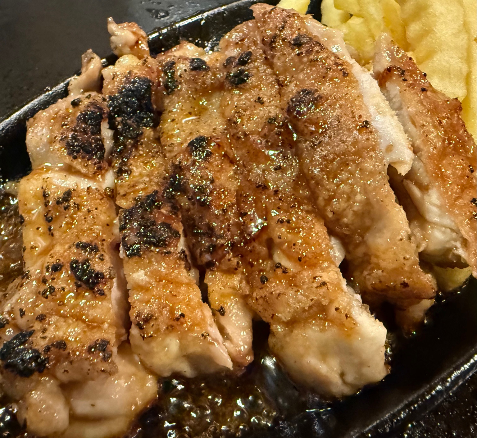 鉄焼の照焼チキン。焼き色のついたチキンとオリジナルソース